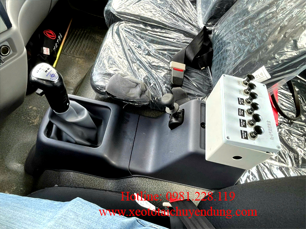 Hệ thống điều khiển tưới nước tự động đặt tại cabin xe