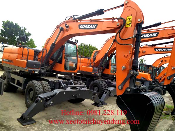 Máy đào bánh lốp Doosan DX140