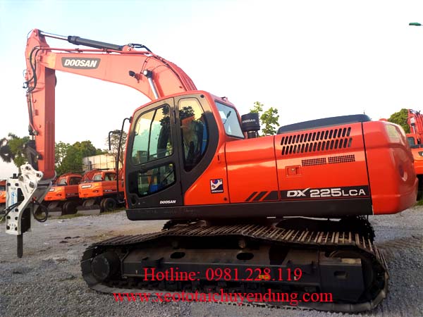 Máy xúc đào bánh xích Doosan DX225LCA gắn búa phá đá