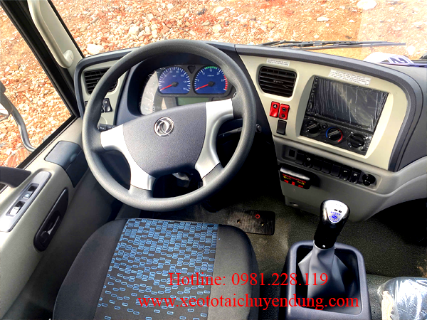 Nội thất cabin hiện đại xe bồn tưới cây 9,1 khối Dongfeng YC