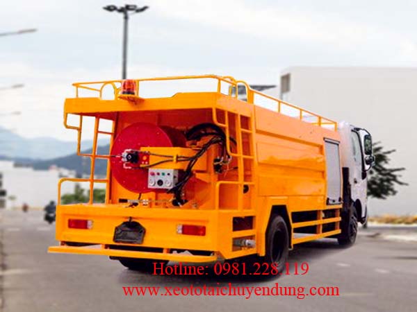 xe phun nước áp lực cao Hino